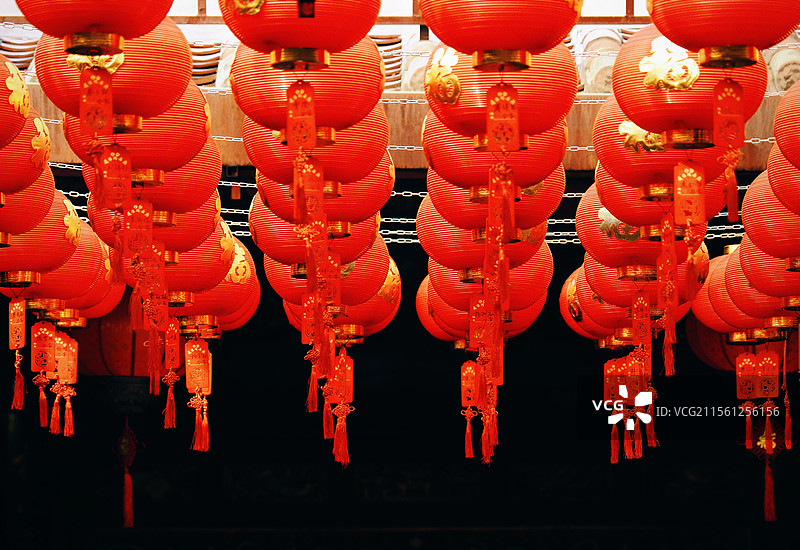 春节挂顶成排红灯笼图片素材