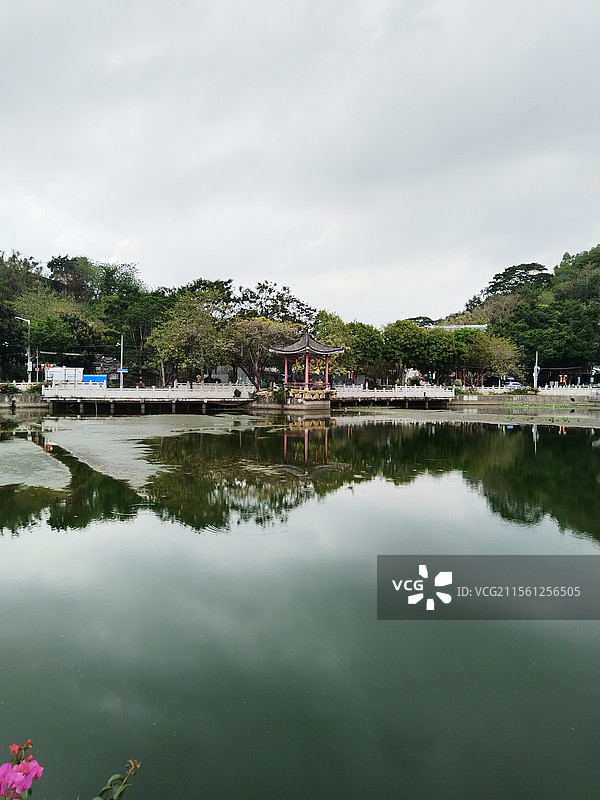 春天的深井古村图片素材