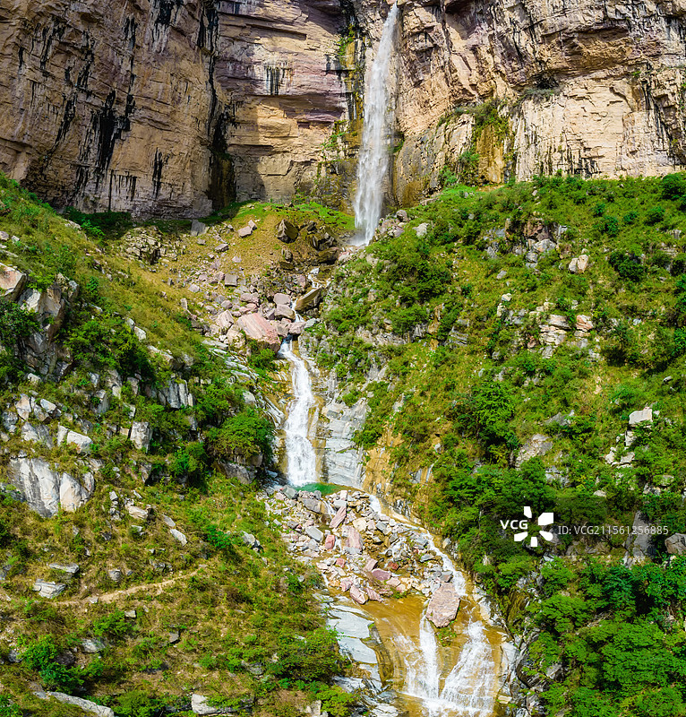 亚洲中国河南省新乡市辉县市关山国家地质公园夏季太行山山谷瀑布航拍高视角图片素材