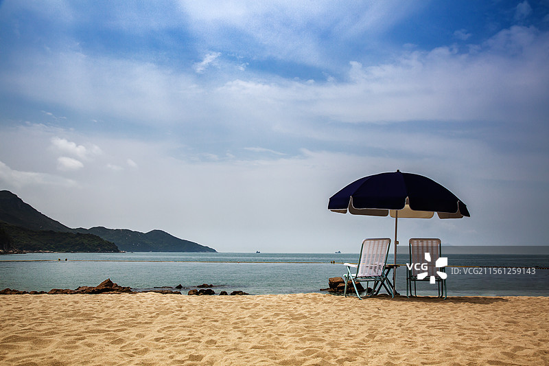 阳光下的沙滩椅图片素材