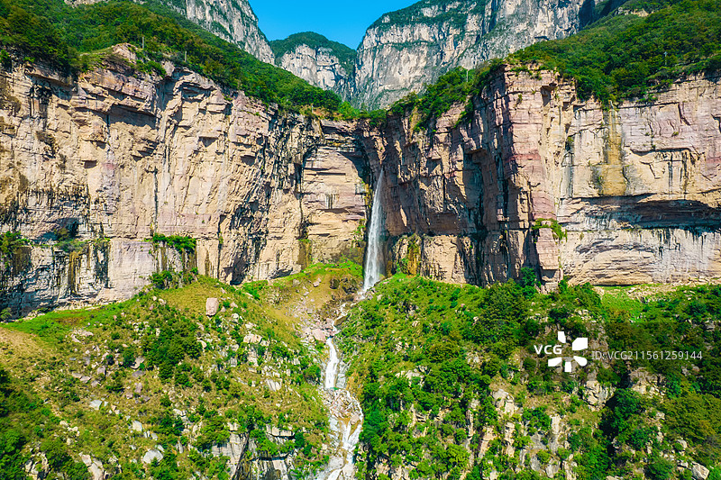 亚洲中国河南省新乡市辉县市关山国家地质公园夏季太行山山谷瀑布航拍高视角图片素材