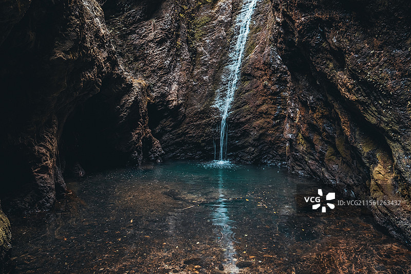 怀化市溆浦县明月洞瀑布，大自然的鬼斧神工图片素材