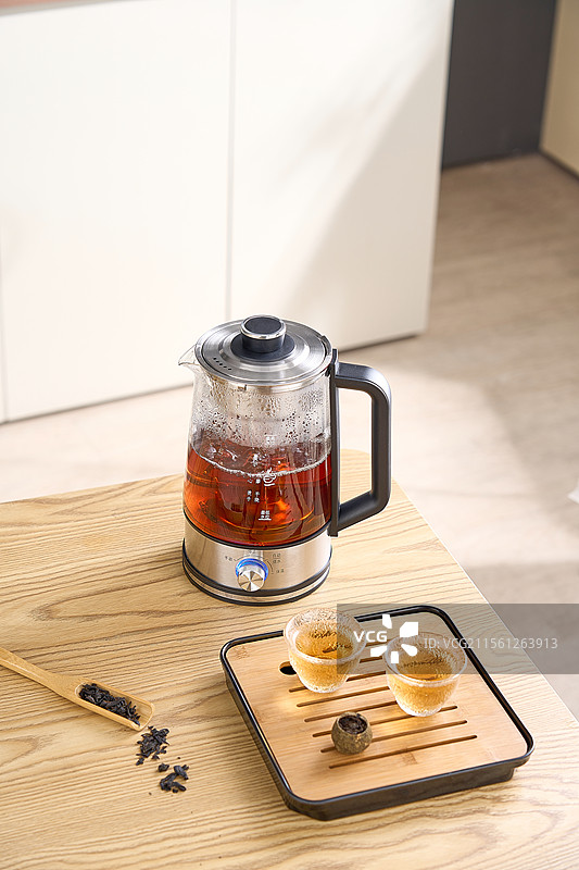 摆放在桌面的煮茶器场景展示图片素材