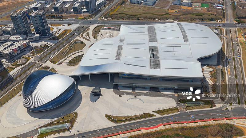 航拍山东烟台开发区八角湾国际会展中心自由贸易试验区烟台片区城市建筑道路车流科技发展风景图片素材