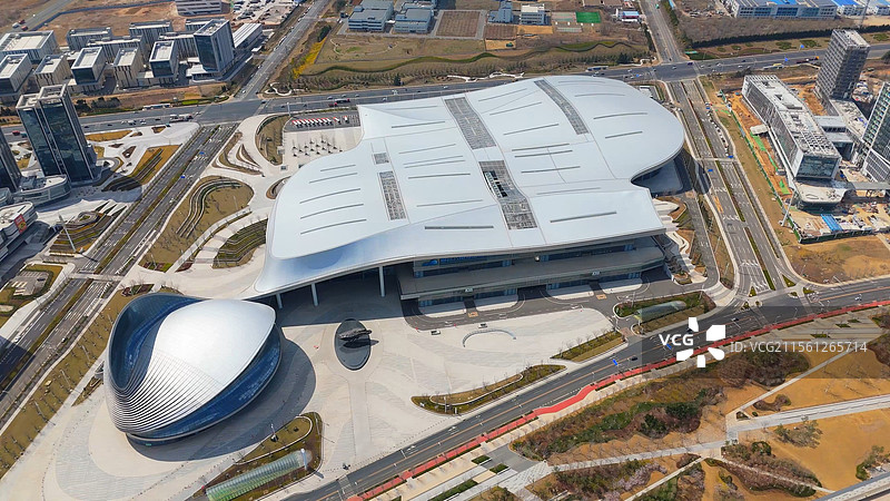 航拍山东烟台开发区八角湾国际会展中心自由贸易试验区烟台片区城市建筑道路车流科技发展风景图片素材