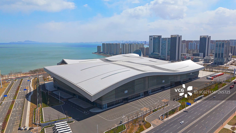 航拍山东烟台开发区八角湾国际会展中心自由贸易试验区烟台片区城市建筑道路车流科技发展风景图片素材
