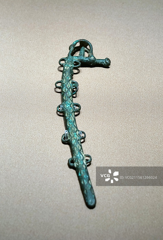 鹿首青铜匕 商代 山东博物馆“长河共饮·草原吉金-鄂尔多斯青铜文明展”图片素材