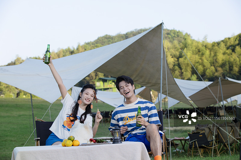 带着宠物狗吃烧烤的年轻情侣图片素材