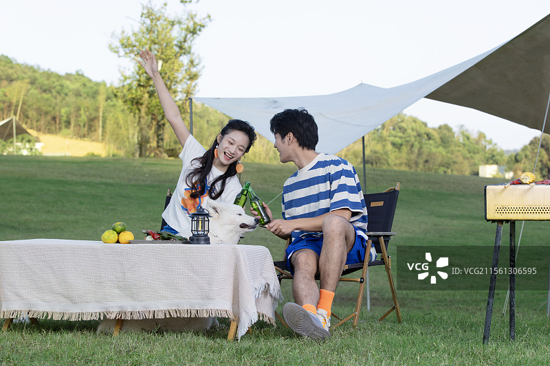 带着宠物狗吃烧烤的年轻情侣图片素材