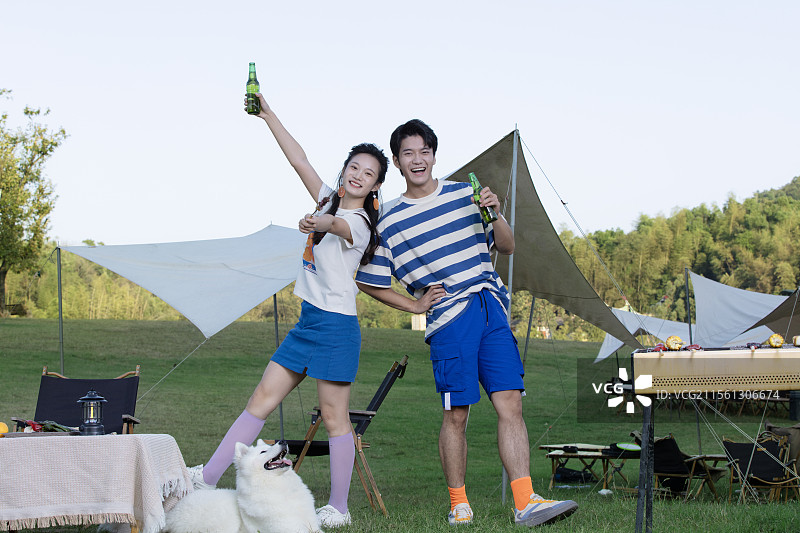 带着宠物狗吃烧烤的年轻情侣图片素材