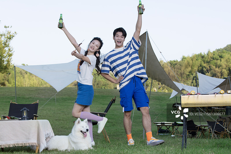 带着宠物狗吃烧烤的年轻情侣图片素材