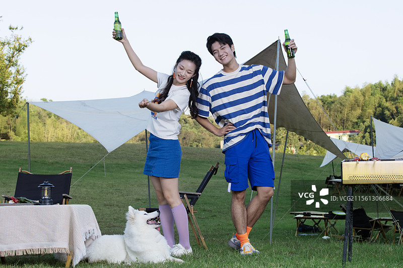 带着宠物狗吃烧烤的年轻情侣图片素材