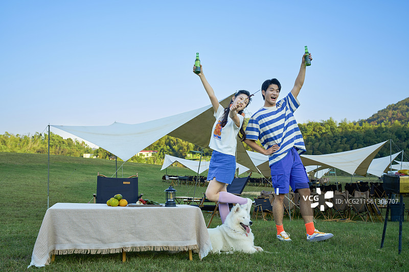 带着宠物狗吃烧烤的年轻情侣图片素材