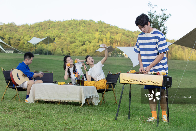 四个年轻人的烧烤聚会图片素材