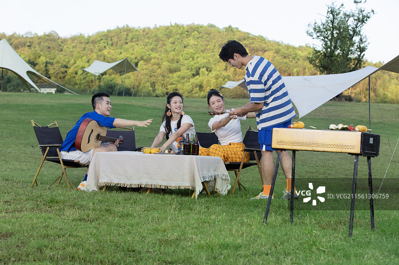 一起烧烤聚会的四个年轻人图片素材