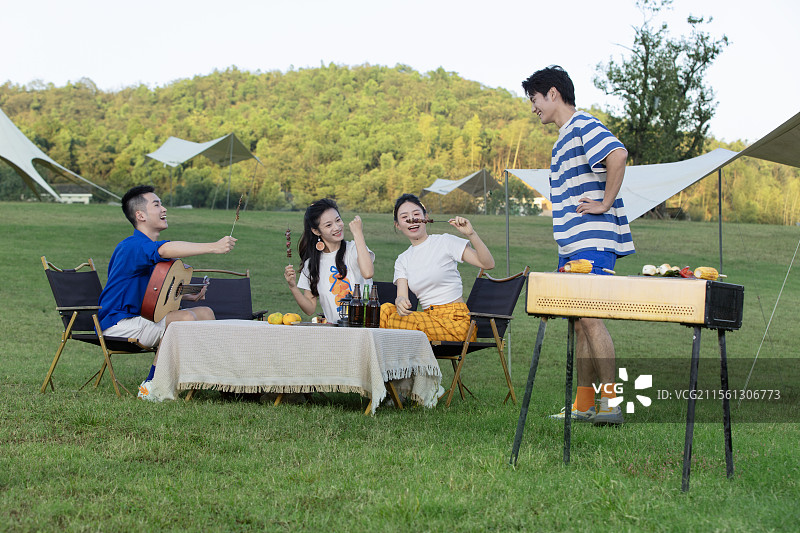 一起烧烤聚会的四个年轻人图片素材