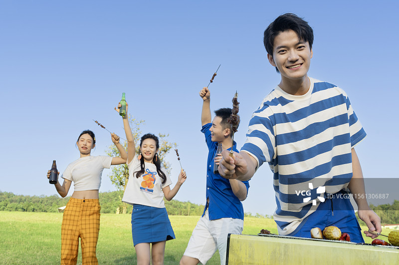 一起举行烧烤聚会的年轻男女图片素材