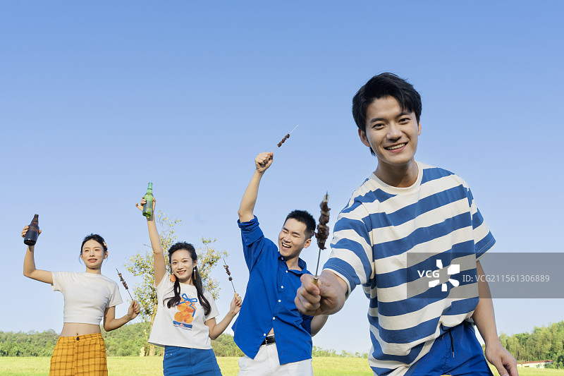 一起举行烧烤聚会的年轻男女图片素材