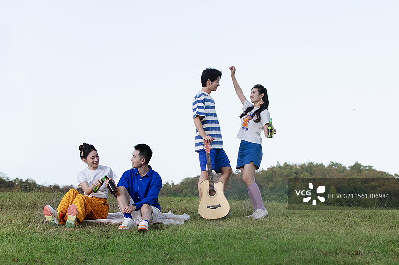 喝酒啤酒伴随吉他跳舞的四个年轻人图片素材