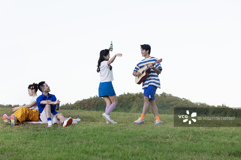 喝酒啤酒伴随吉他跳舞的四个年轻人图片素材