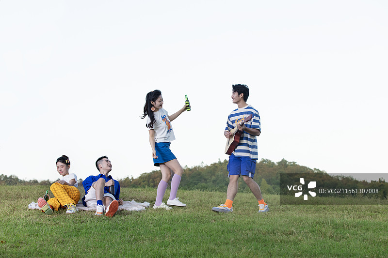 喝酒啤酒伴随吉他跳舞的四个年轻人图片素材