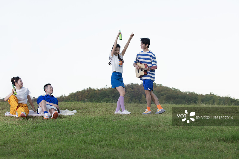 喝酒啤酒伴随吉他跳舞的四个年轻人图片素材