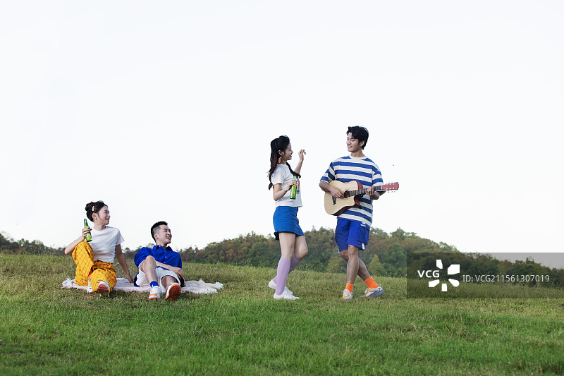 喝酒啤酒伴随吉他跳舞的四个年轻人图片素材