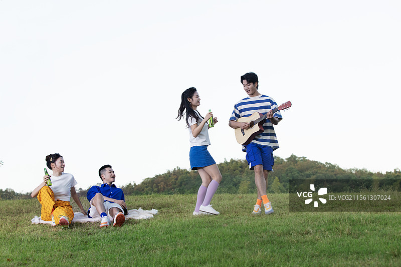 喝酒啤酒伴随吉他跳舞的四个年轻人图片素材