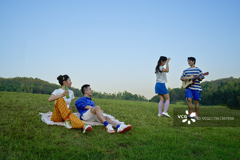 喝酒啤酒伴随吉他跳舞的四个年轻人图片素材