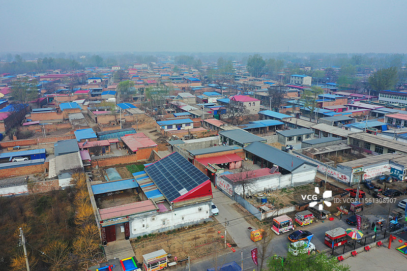 孔家庙宇势如虹。聚群宗。祭清明。鼓乐齐鸣、香火漫云庭。仁义礼智信为中，承祖训，启新程。图片素材