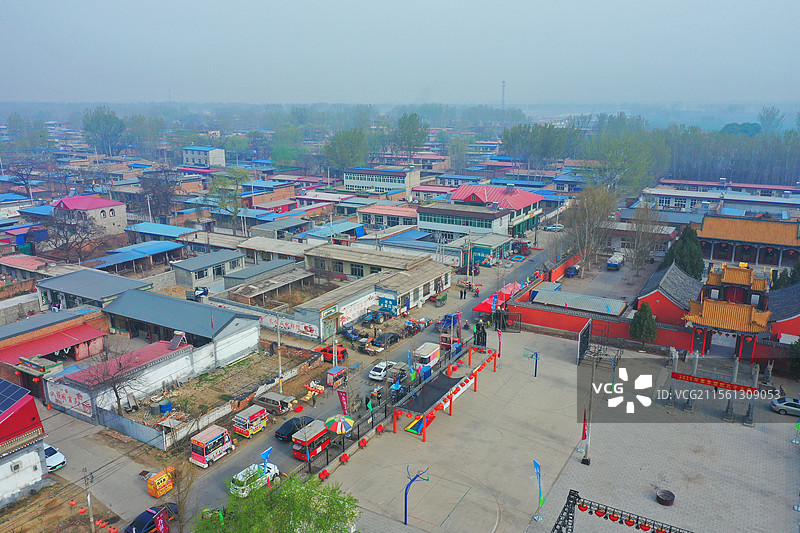 孔家庙宇势如虹。聚群宗。祭清明。鼓乐齐鸣、香火漫云庭。仁义礼智信为中，承祖训，启新程。图片素材