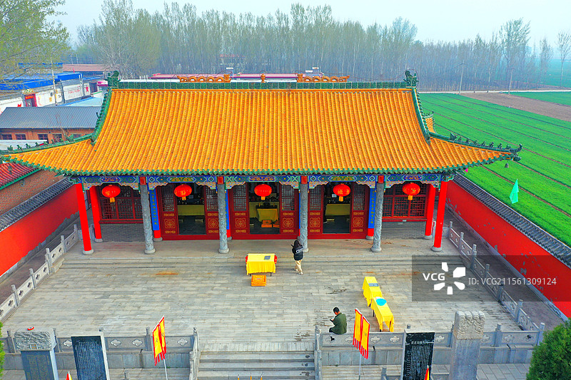 孔家庙宇势如虹。聚群宗。祭清明。鼓乐齐鸣、香火漫云庭。仁义礼智信为中，承祖训，启新程。图片素材