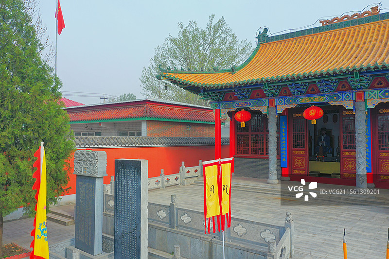 孔家庙宇势如虹。聚群宗。祭清明。鼓乐齐鸣、香火漫云庭。仁义礼智信为中，承祖训，启新程。图片素材