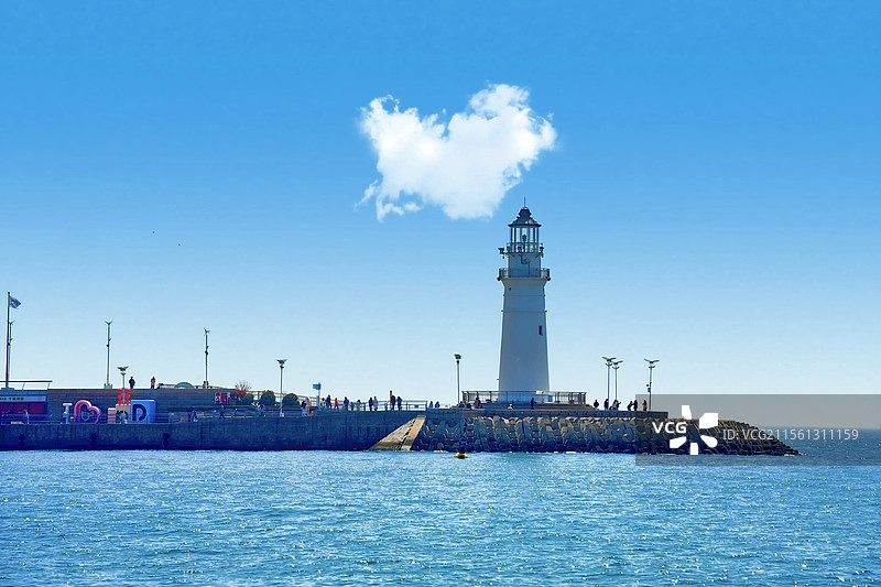 青岛奥帆情人坝灯塔海上视角图片素材