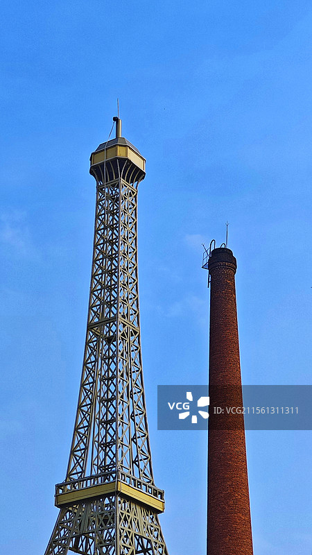 工业烟囱与现代铁塔图片素材