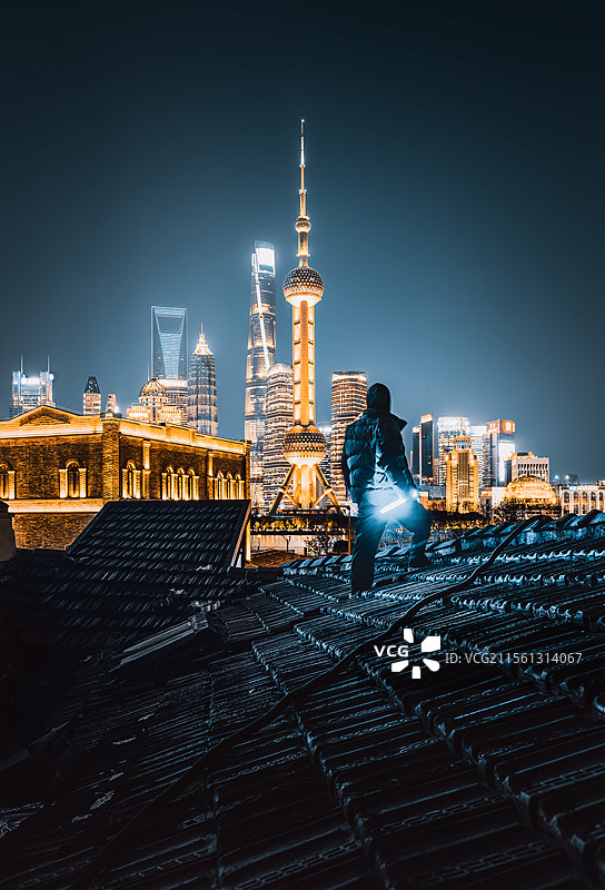 霓虹丈量青瓦的皱纹|上海的过去与未来图片素材