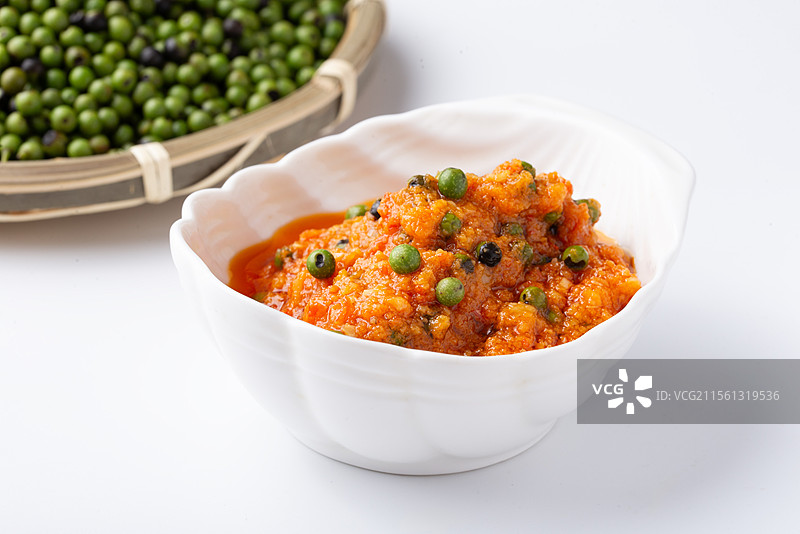 棚拍白底山苍子木姜子果实辣椒酱图片素材