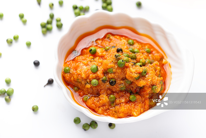 棚拍白底山苍子木姜子果实辣椒酱图片素材