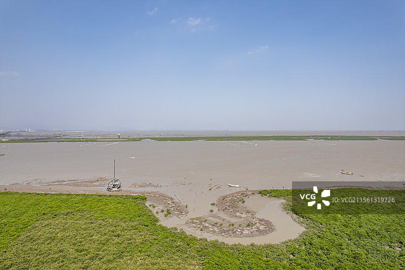 福建莆田木兰溪入海口，东甲滩涂上的红树林湿地公园及渔船的航拍图片素材