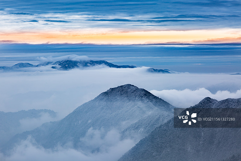 湖北省通山县九宫山朝霞，云海，白雾和青山图片素材