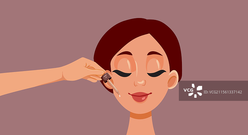 女性在美容水疗中心使用面部精华液图片素材