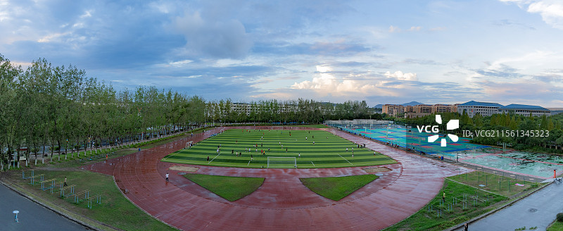 雨后天晴的操场图片素材