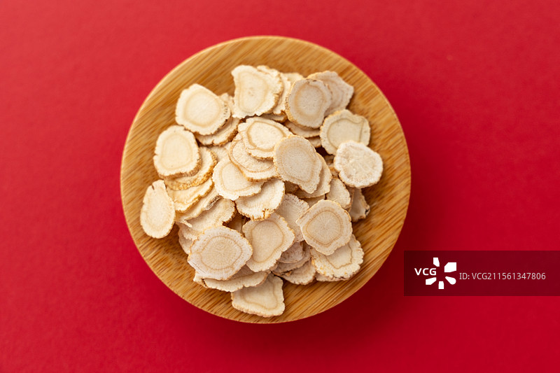 红背景上的中药西洋参片图片素材