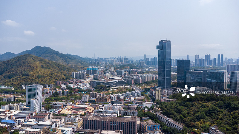 航拍全景：晴天积云下的深圳市南山区西丽街道城市天际线-塘朗山公园-蓝天白云图片素材