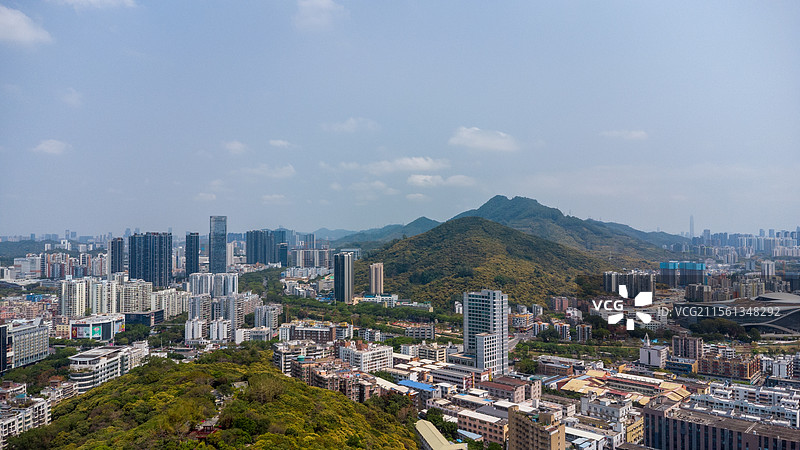 航拍全景：晴天积云下的深圳市南山区西丽街道城市天际线-塘朗山公园-蓝天白云图片素材