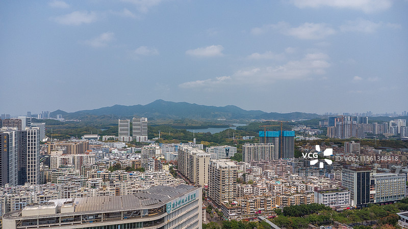 航拍全景：晴天积云下深圳市南山区西丽大学城-西丽湖-阳台山-城市天际线-蓝天白云图片素材