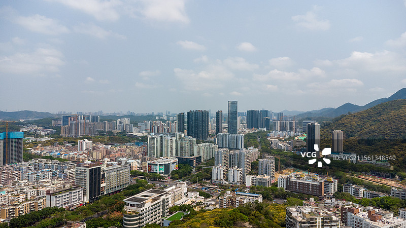 航拍全景：晴天积云下深圳市南山区西丽大学城-西丽湖-阳台山-城市天际线-蓝天白云图片素材