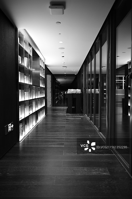 图书馆书架上的空座位图片素材