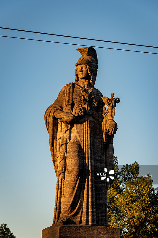慕尼黑马克西米利安纪念馆附近巴伐利亚女神雕像身着长袍，头戴头盔，手持权杖，显庄重与肃穆图片素材