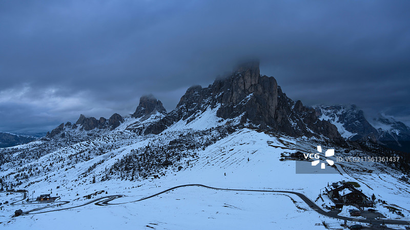 蓝调初现、浓雾遮顶的Re Gusela山峰 贾乌山口 多洛米蒂图片素材